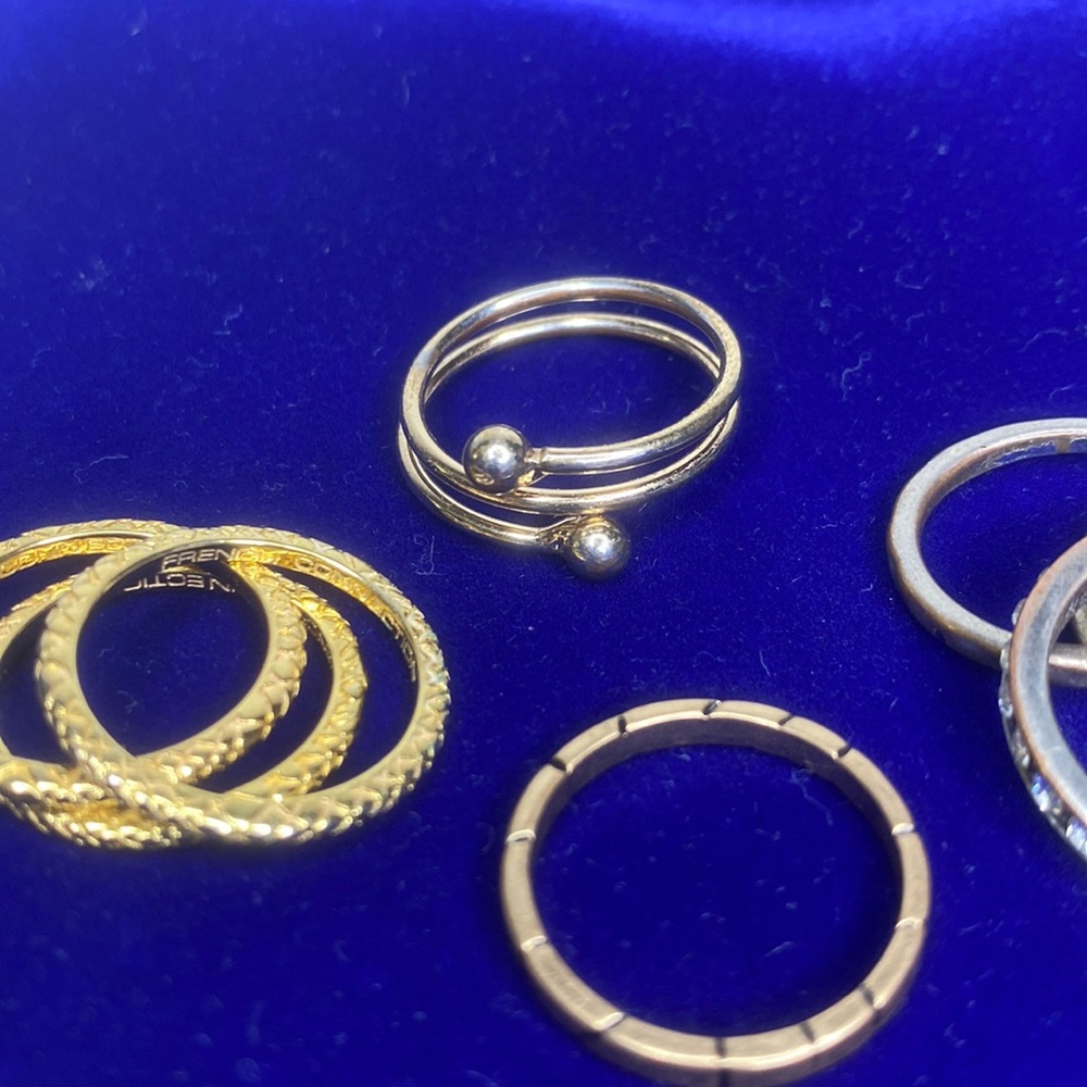 8 Costume Rings - Picture 5 of 11